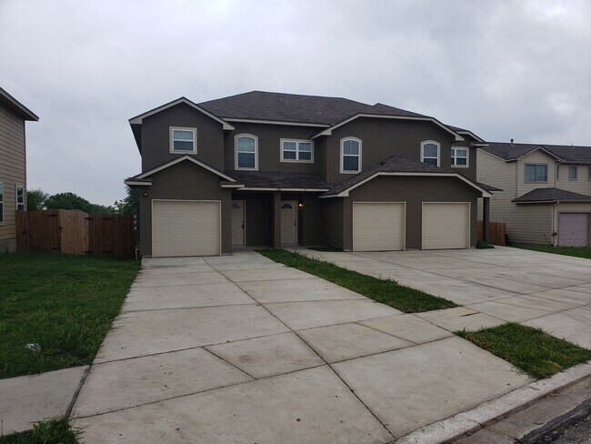 Building Photo - Town home for rent