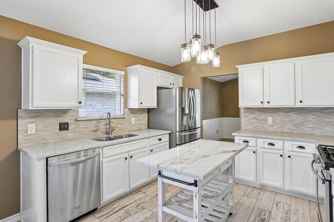 Building Photo - 2656 Bradley Ln