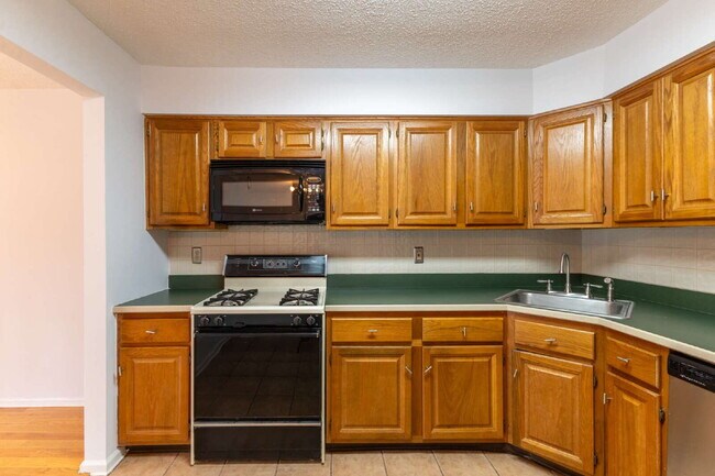 Building Photo - Welcome to your new home in the heart of T...