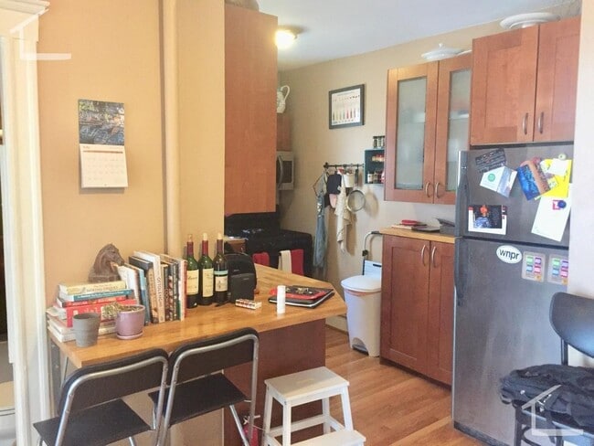 Building Photo - Great two bedroom in Cleveland Circle, new kitchen, tons of sunlight