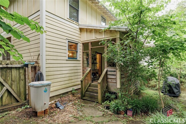 Building Photo - 145 Hillside St