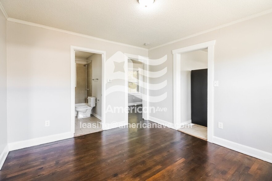 Building Photo - 1022 E 83rd Terrace