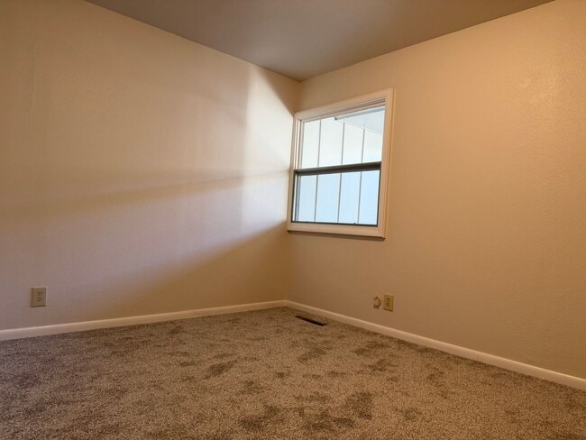 Building Photo - Short term 6 month rental available. 2 bedroom, 2 bath home in Boise!