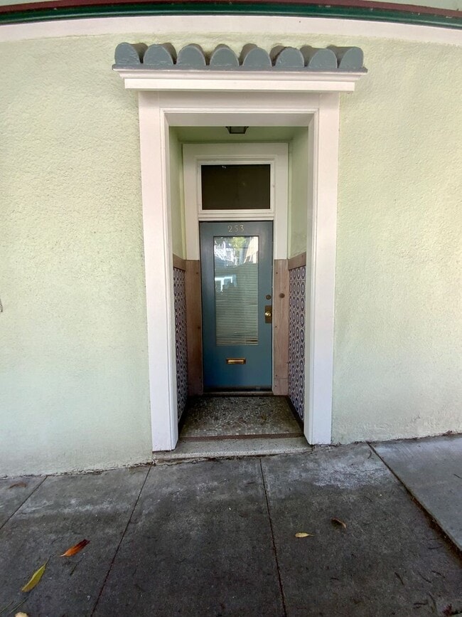 Building Photo - 1BR W/ Large Private Basement Space! HARDWOOD! LAUNDRY ON-SITE!