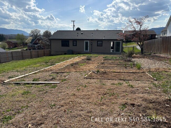 Building Photo - 3615 Ellen Dr