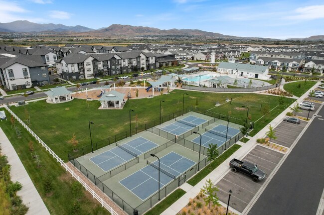 Building Photo - 3 Bed/3 Bath Townhouse in Saratoga Springs