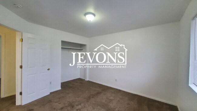 Building Photo - 309 N Naches Ave