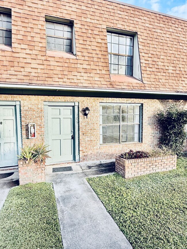 Building Photo - 2 Bed, 2.5 Bath Townhome