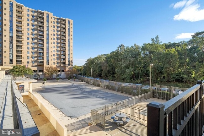 Building Photo - 4600 S Four Mile Run Dr