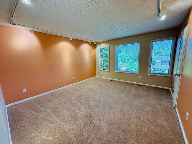 Building Photo - 530 Kamran Dr NW