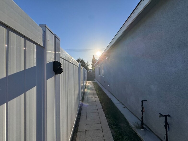 Building Photo - 6635 Vanguard Ave