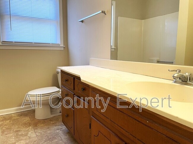 Building Photo - 1042 Chestnut Oak Ct NE