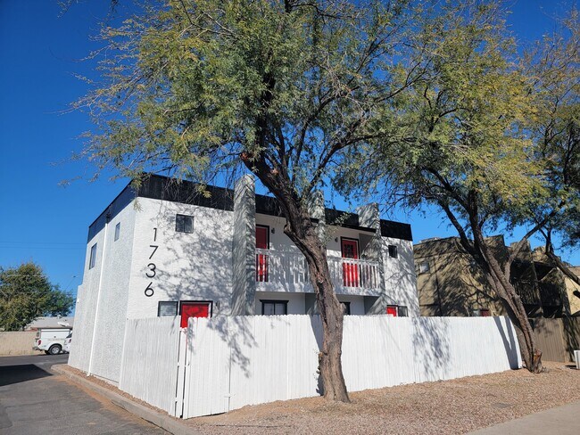 Primary Photo - 1736 E Pepper Cir
