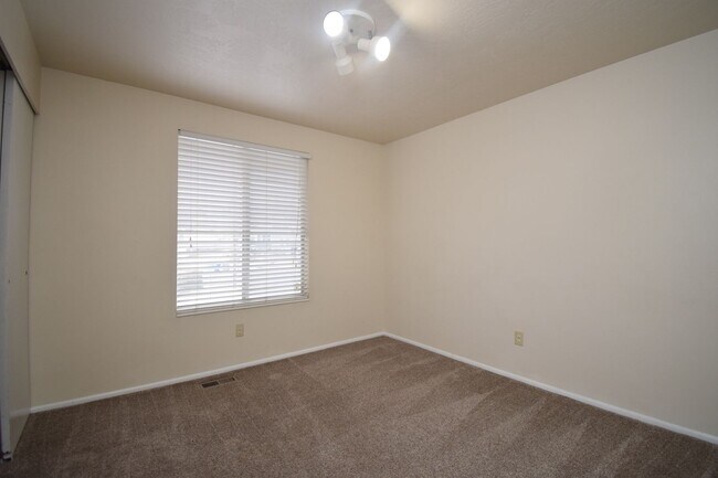 Building Photo - Bright 3 Bed in North Salt Lake – Near Parks, Trails, Shopping & Dining!!