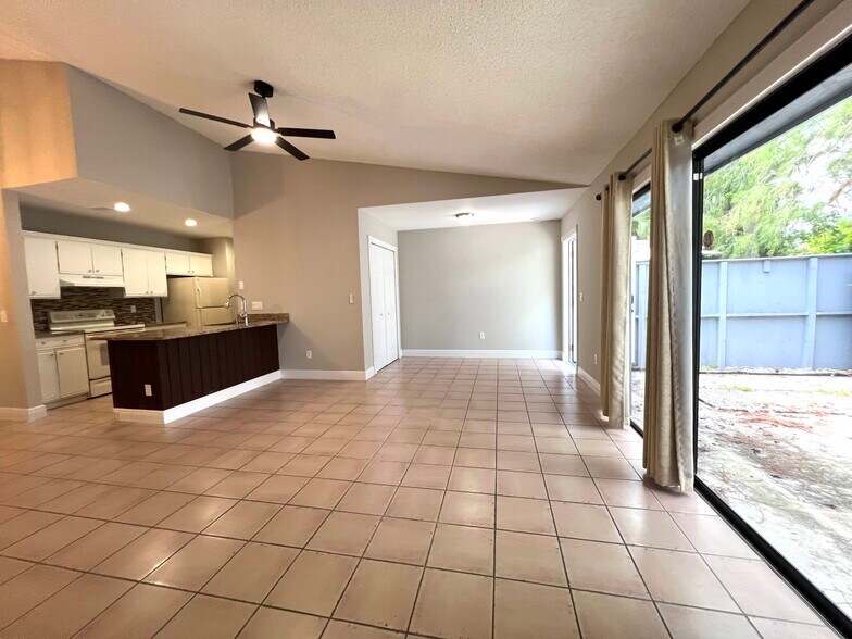 Building Photo - 1077 Goldenrod Rd