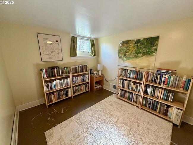 Building Photo - 1702 Cedar St