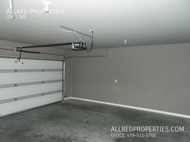 Building Photo - Fall Into Your New Home! 3 Bed, 2 Bath in ...