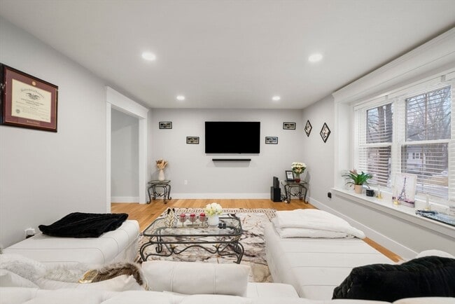 Building Photo - 8 Patrick St