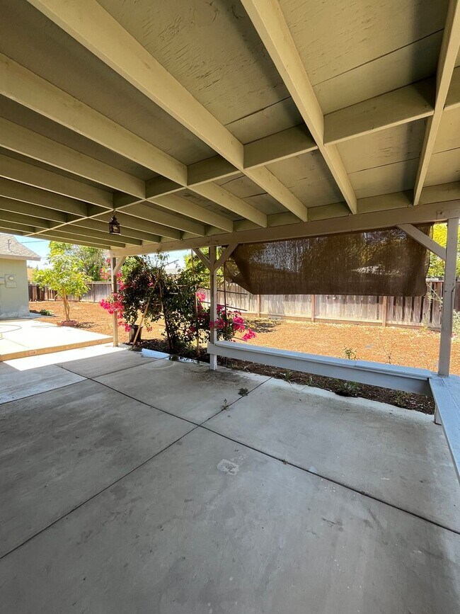Building Photo - Available Now! Move-In Ready