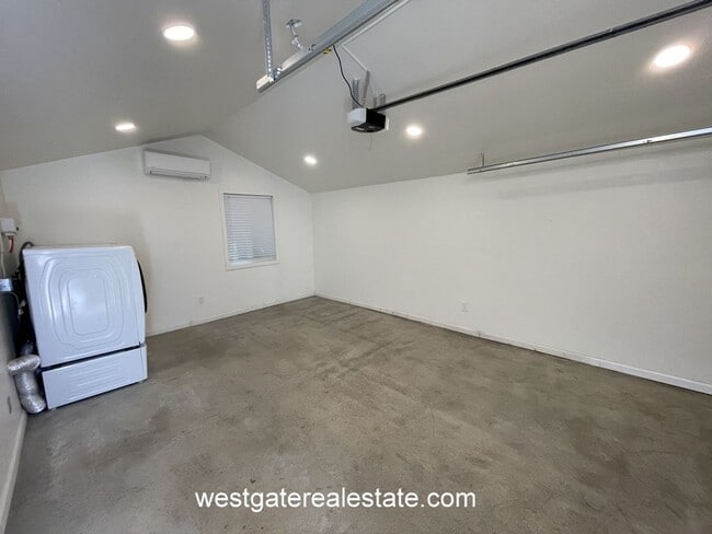 Building Photo - 811 G St
