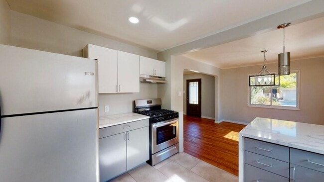 Building Photo - Recently renovated Three Bedroom, One bath...