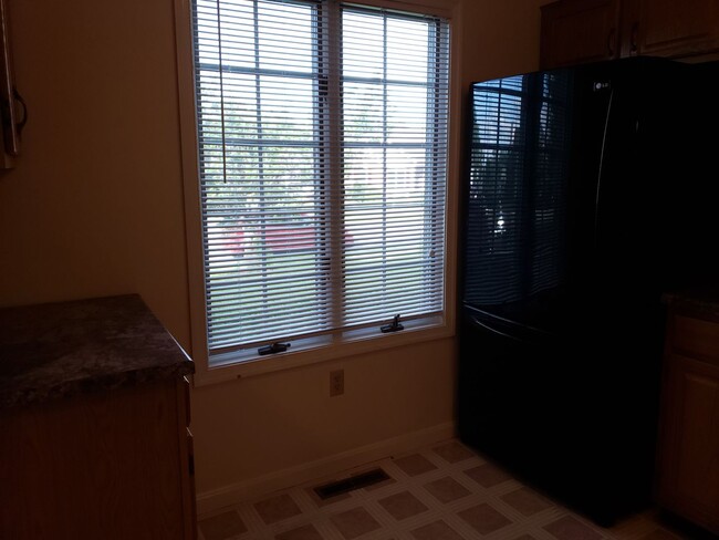 Building Photo - 3 Bedroom, 2 Bath, Sun room and 1 car gara...