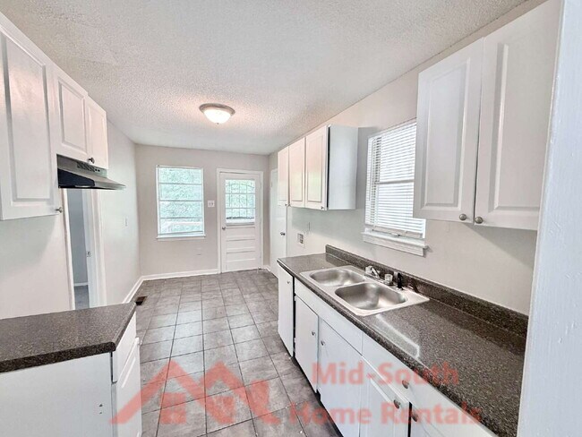 Building Photo - 3682 Suzanne Dr