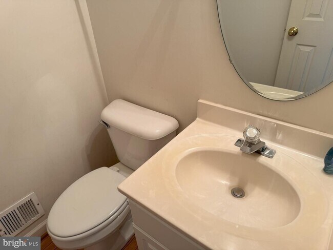 Building Photo - A rare opportunity to experience spacious, sophisticated living in a premier location.