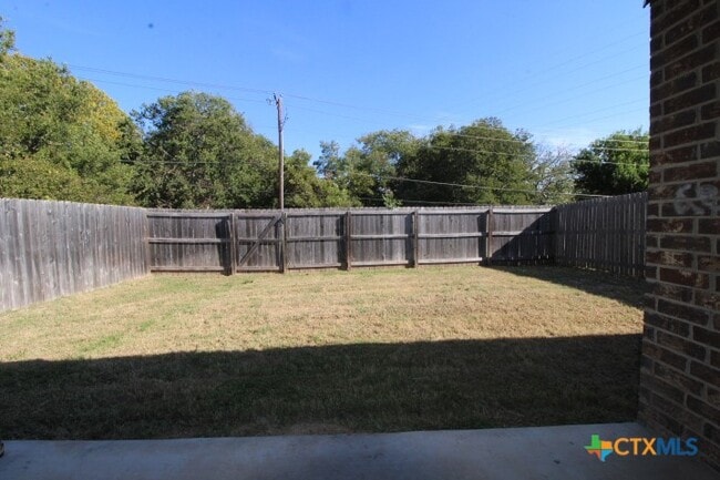 Building Photo - 917 Brookview Dr