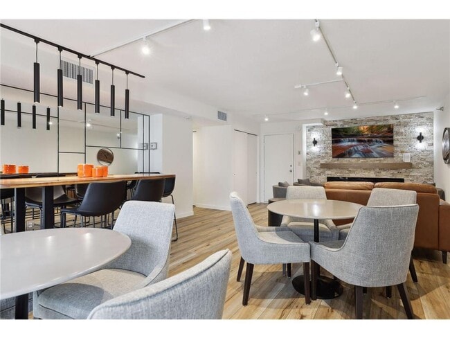 Building Photo - 66 9th St E