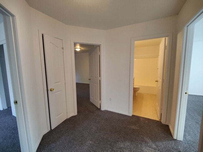 Building Photo - Spacious 3 bedroom 2.5 Bath Townhouse with...
