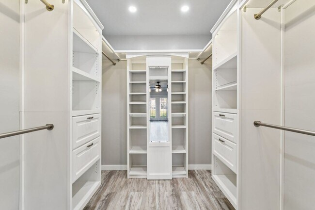 Building Photo - Home for rent with large backyard! 2306 Plum St