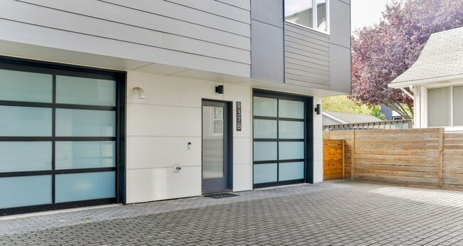 Building Photo - Modern 3 bed/ 2.5 bath townhome in Ballard!