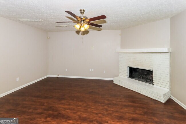 Building Photo - 8912 Saddlewood Dr