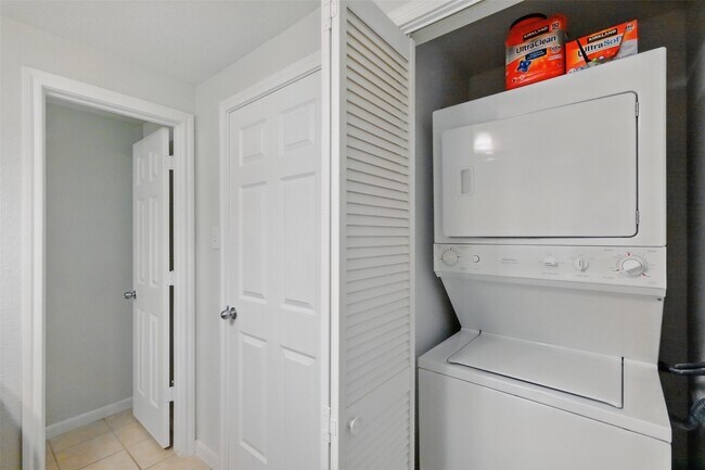 Building Photo - 2255 Braeswood Park Dr