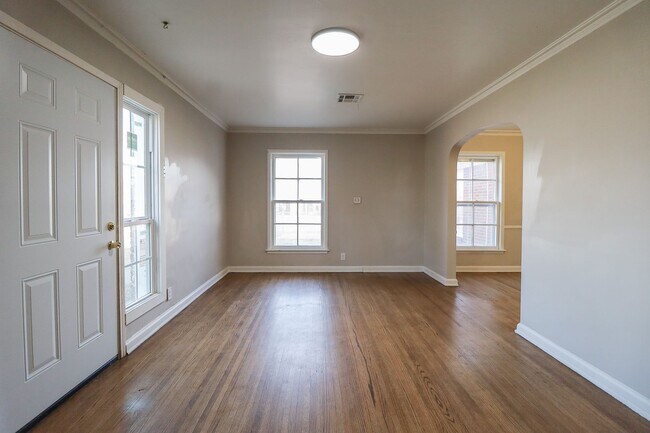 Building Photo - Section 8 Welcome! 2/1 Ready for Immediate Move In!!