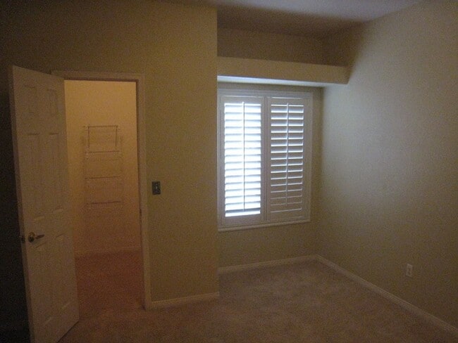 Building Photo - 2nd Story Condo in gated community close to the pool.