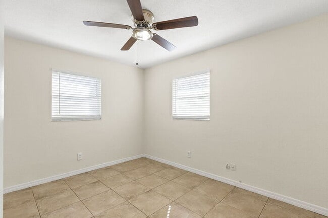 Building Photo - "Charming 3-Bed, 2-Bath Gem in St. Petersburg – 1200 Sq Ft of Cozy Living!"