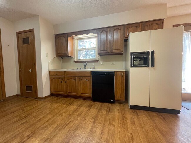 Building Photo - Move-in Special in Sherwood!