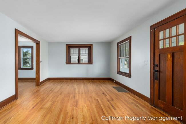 Building Photo - 4 Bed, 2 Bath Single Family Home