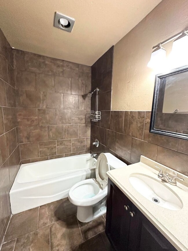 Building Photo - 4 Bed 2 Bath For Rent