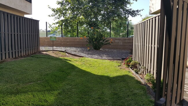 Building Photo - 2 Bed/2.5 Bath Townhouse w/2 Car Attached ...