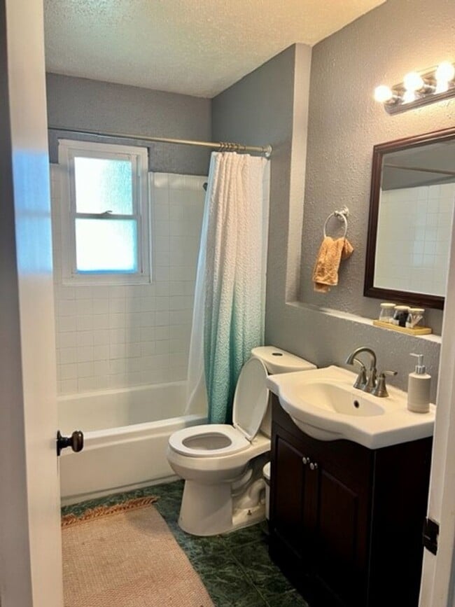 Building Photo - Available Now  4 Bedroom 2 bath home