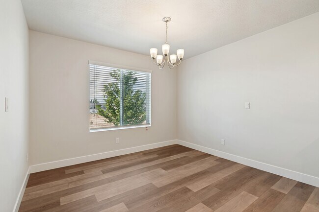 Building Photo - 65 E 970 N