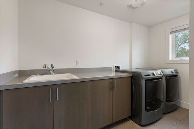 Building Photo - 2220 SE Lambert St