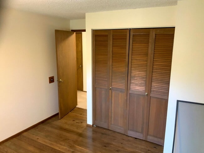 Building Photo - Two Bedroom Duplex in South Hills Area
