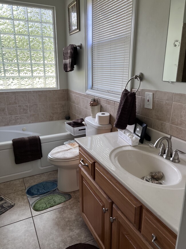 Main bathroom - 1205 N Parker St