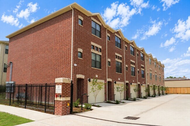 Building Photo - 2710 Hullsmith Dr