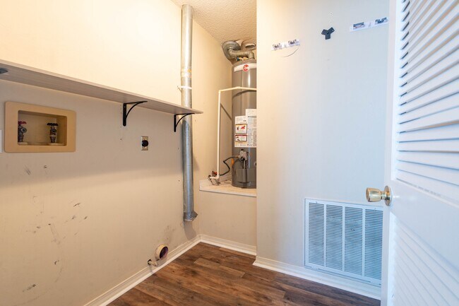Building Photo - 873 Brande Ct