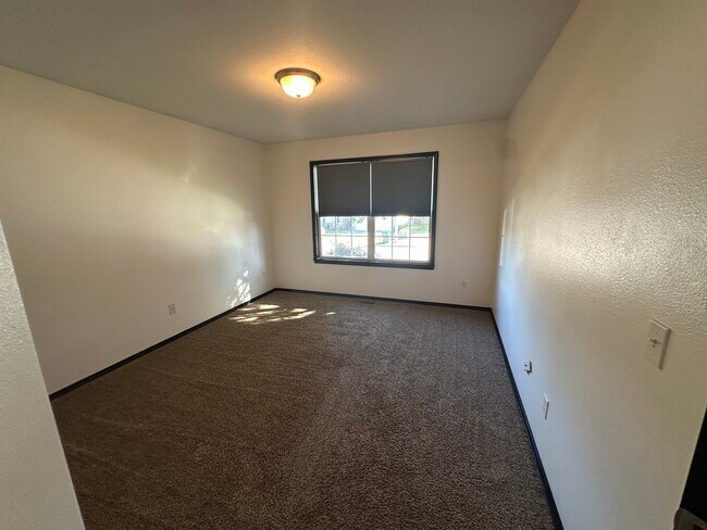 Building Photo - 647 S Hazelnut Ave